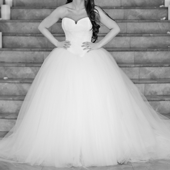 Vera Wang Wedding Gown from Bride Wars - Picture 8 of 10